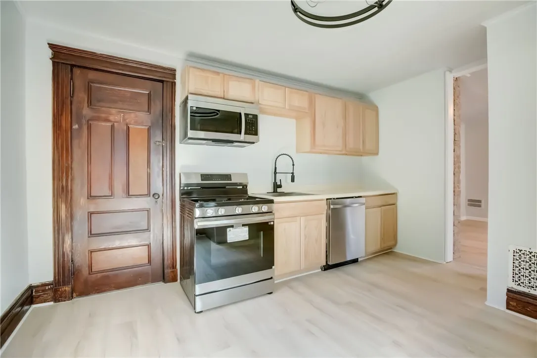 32 Birch Crescent 2, Rochester, New York 14607, Rochester, New York 14607, 1 Bedroom Bedrooms, 4 Rooms Rooms,1 BathroomBathrooms,Residential Lease,For Rent,32 Birch Crescent 2, Rochester, New York 14607,R1624929