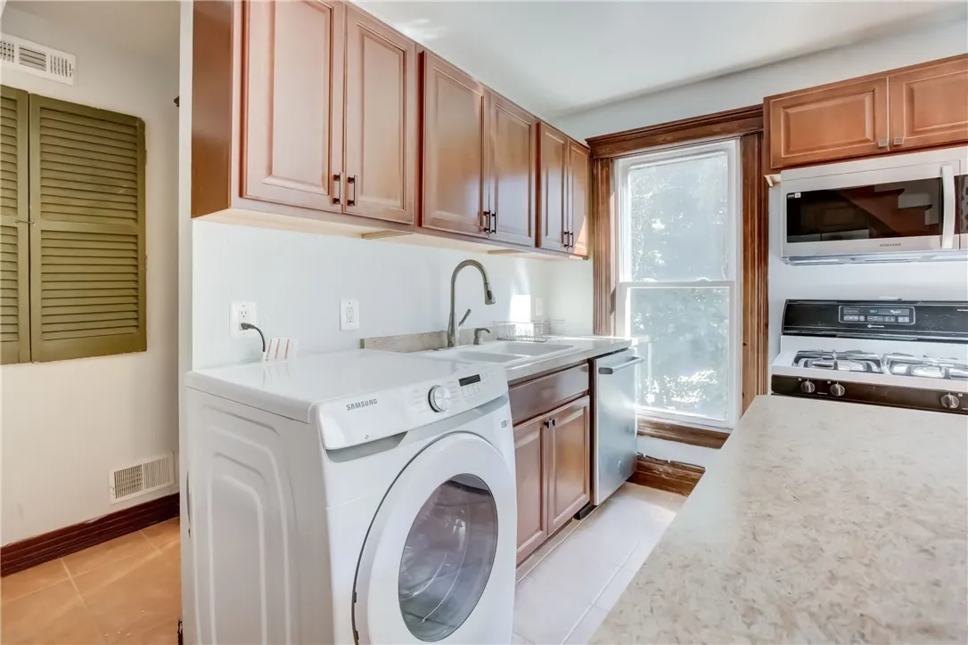 32 Birch Crescent 3, Rochester, New York 14607, Rochester, New York 14607, 2 Bedrooms Bedrooms, 5 Rooms Rooms,1 BathroomBathrooms,Residential Lease,For Rent,32 Birch Crescent 3, Rochester, New York 14607,R1624966