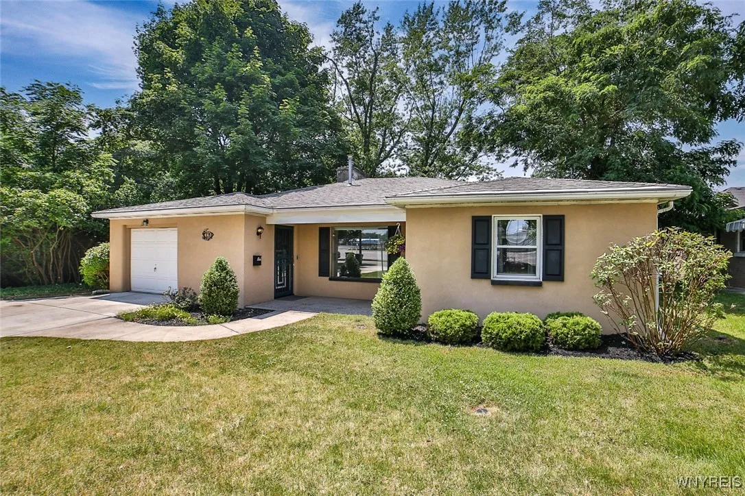 Beautiful stucco finish adds to the curb appeal!