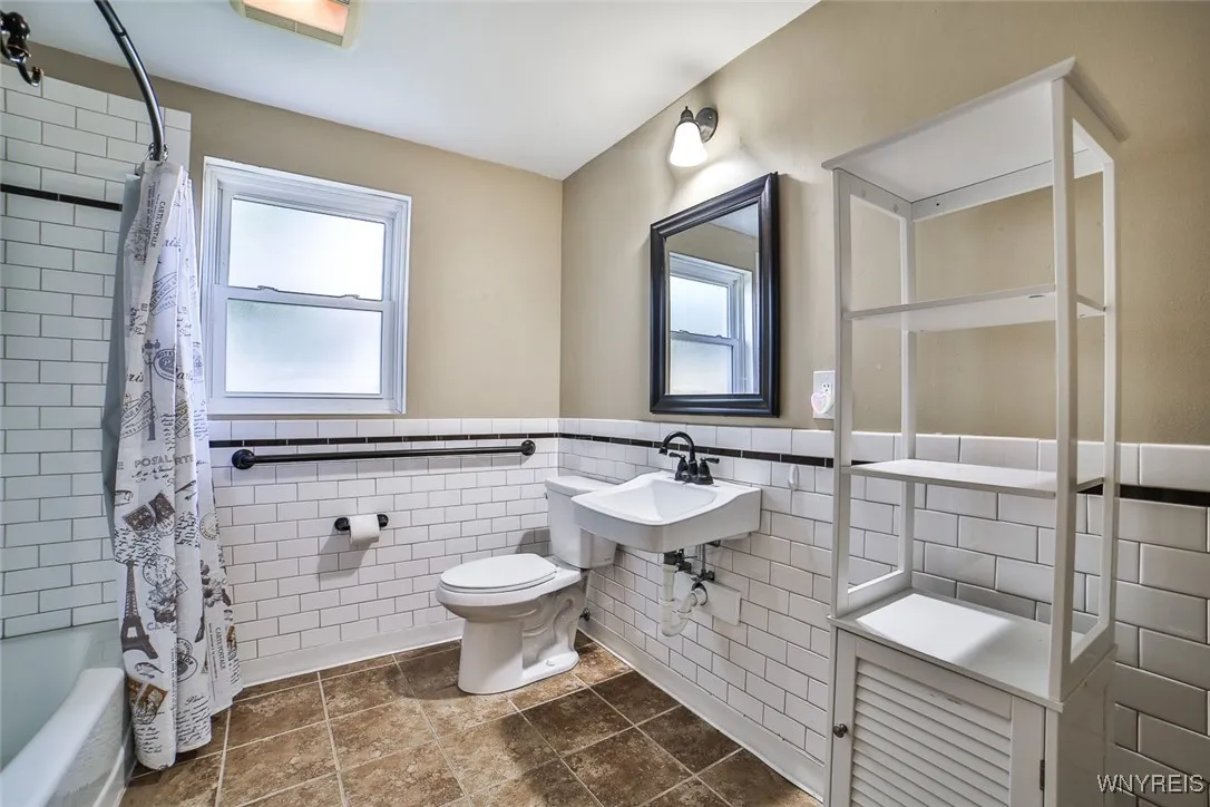 Oversized bathroom with great subway tile!