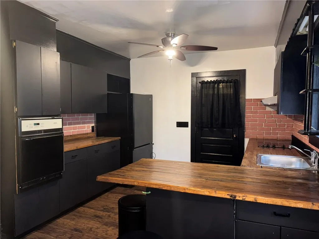 92 Abbott Street, Rochester, New York 14606, Rochester, New York 14606, 2 Bedrooms Bedrooms, 5 Rooms Rooms,1 BathroomBathrooms,Residential,For Sale,92 Abbott Street, Rochester, New York 14606,R1625063