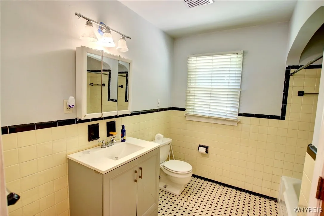 5390 Bayview Road, Hamburg, New York 14075, Hamburg, New York 14075, 4 Bedrooms Bedrooms, 7 Rooms Rooms,1 BathroomBathrooms,Residential,For Sale,5390 Bayview Road, Hamburg, New York 14075,B1624889