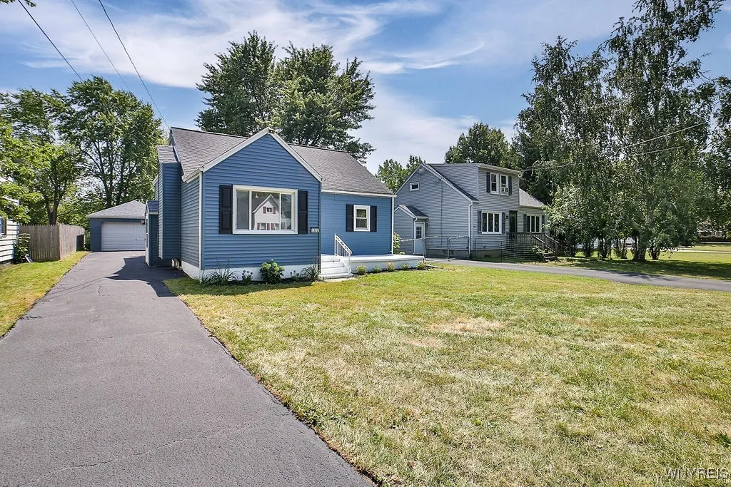 5305 Lake Avenue, Orchard Park, New York 14127, Orchard Park, New York 14127, 4 Bedrooms Bedrooms, 7 Rooms Rooms,1 BathroomBathrooms,Residential,For Sale,5305 Lake Avenue, Orchard Park, New York 14127,B1625097