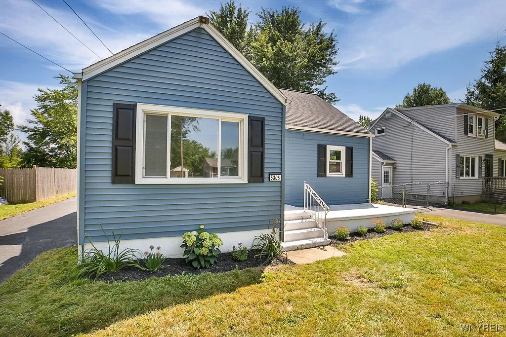 5305 Lake Avenue, Orchard Park, New York 14127, Orchard Park, New York 14127, 4 Bedrooms Bedrooms, 7 Rooms Rooms,1 BathroomBathrooms,Residential,For Sale,5305 Lake Avenue, Orchard Park, New York 14127,B1625097