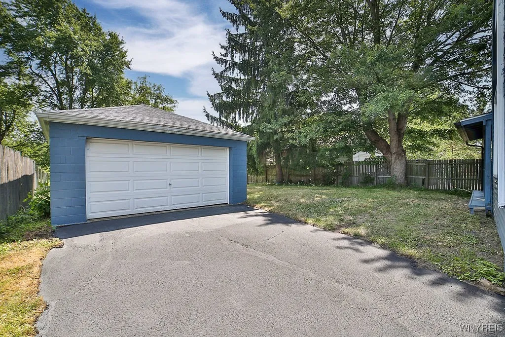 5305 Lake Avenue, Orchard Park, New York 14127, Orchard Park, New York 14127, 4 Bedrooms Bedrooms, 7 Rooms Rooms,1 BathroomBathrooms,Residential,For Sale,5305 Lake Avenue, Orchard Park, New York 14127,B1625097