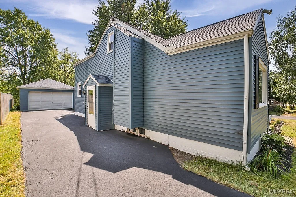 5305 Lake Avenue, Orchard Park, New York 14127, Orchard Park, New York 14127, 4 Bedrooms Bedrooms, 7 Rooms Rooms,1 BathroomBathrooms,Residential,For Sale,5305 Lake Avenue, Orchard Park, New York 14127,B1625097