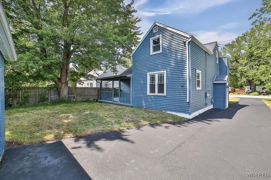 5305 Lake Avenue, Orchard Park, New York 14127, Orchard Park, New York 14127, 4 Bedrooms Bedrooms, 7 Rooms Rooms,1 BathroomBathrooms,Residential,For Sale,5305 Lake Avenue, Orchard Park, New York 14127,B1625097