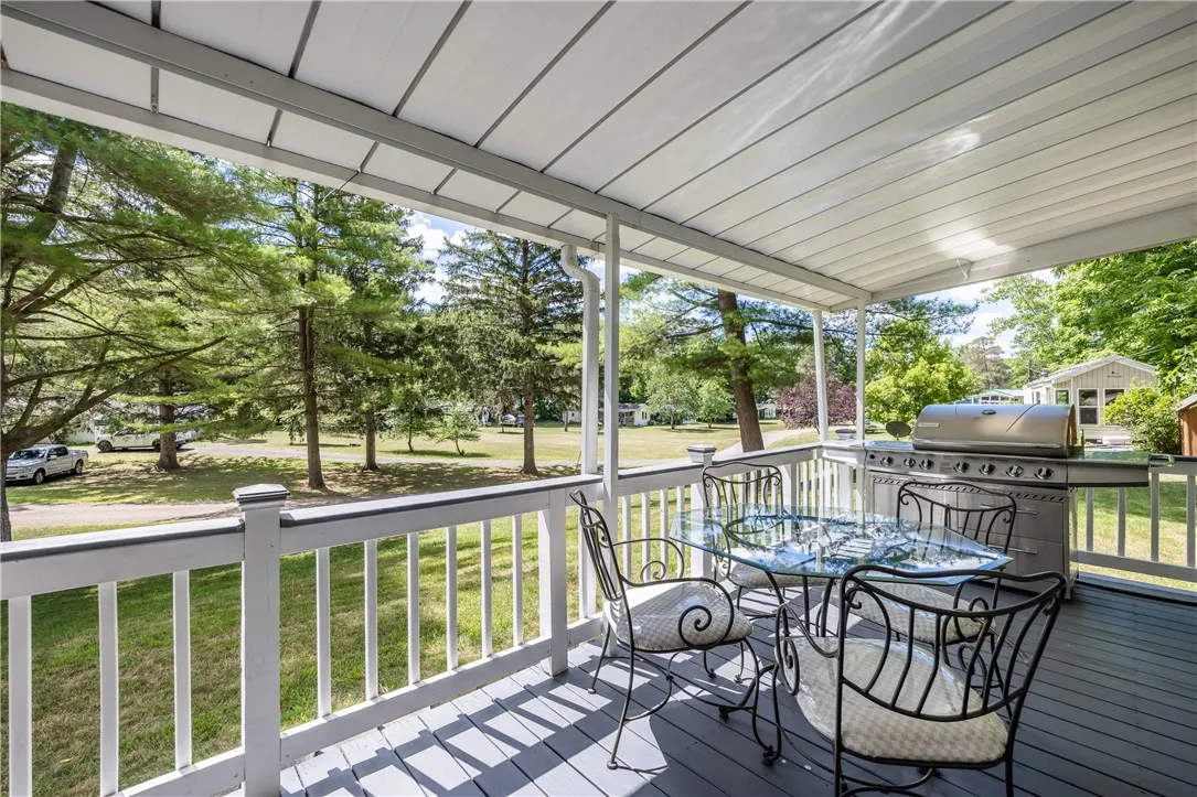 ENTERTAINMENT SIZED COVERED PORCH!