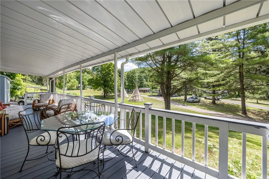 ENTERTAINMENT SIZED COVERED PORCH!