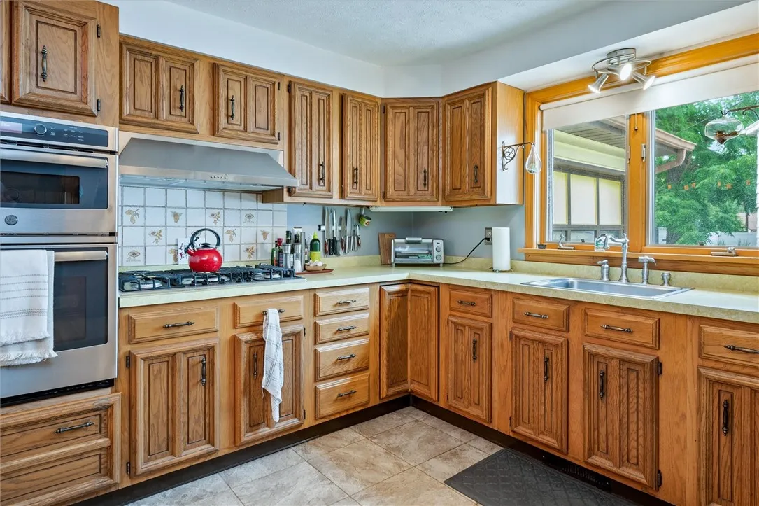 30 Lanark Crescent, Rochester, New York 14609, Rochester, New York 14609, 5 Bedrooms Bedrooms, 8 Rooms Rooms,2 BathroomsBathrooms,Residential,For Sale,30 Lanark Crescent, Rochester, New York 14609,R1624193