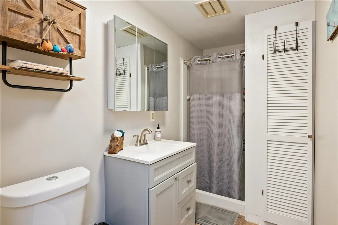 30 Lanark Crescent, Rochester, New York 14609, Rochester, New York 14609, 5 Bedrooms Bedrooms, 8 Rooms Rooms,2 BathroomsBathrooms,Residential,For Sale,30 Lanark Crescent, Rochester, New York 14609,R1624193