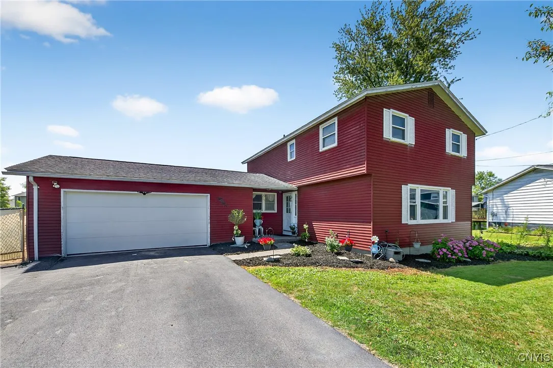 8185 Laurie Lane, Clay, New York 13090, Clay, New York 13090, 4 Bedrooms Bedrooms, 10 Rooms Rooms,1 BathroomBathrooms,Residential,For Sale,8185 Laurie Lane, Clay, New York 13090,S1624272