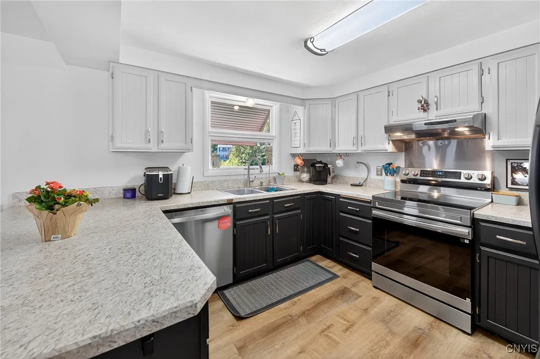 8185 Laurie Lane, Clay, New York 13090, Clay, New York 13090, 4 Bedrooms Bedrooms, 10 Rooms Rooms,1 BathroomBathrooms,Residential,For Sale,8185 Laurie Lane, Clay, New York 13090,S1624272