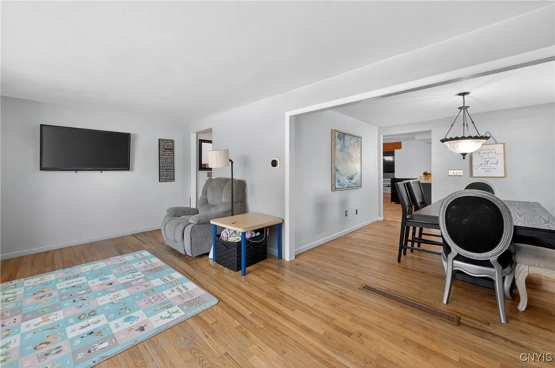 8185 Laurie Lane, Clay, New York 13090, Clay, New York 13090, 4 Bedrooms Bedrooms, 10 Rooms Rooms,1 BathroomBathrooms,Residential,For Sale,8185 Laurie Lane, Clay, New York 13090,S1624272