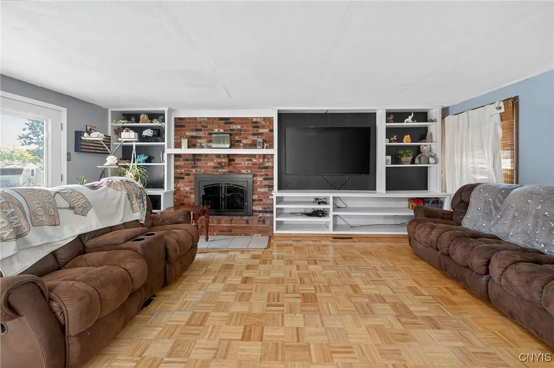 8185 Laurie Lane, Clay, New York 13090, Clay, New York 13090, 4 Bedrooms Bedrooms, 10 Rooms Rooms,1 BathroomBathrooms,Residential,For Sale,8185 Laurie Lane, Clay, New York 13090,S1624272