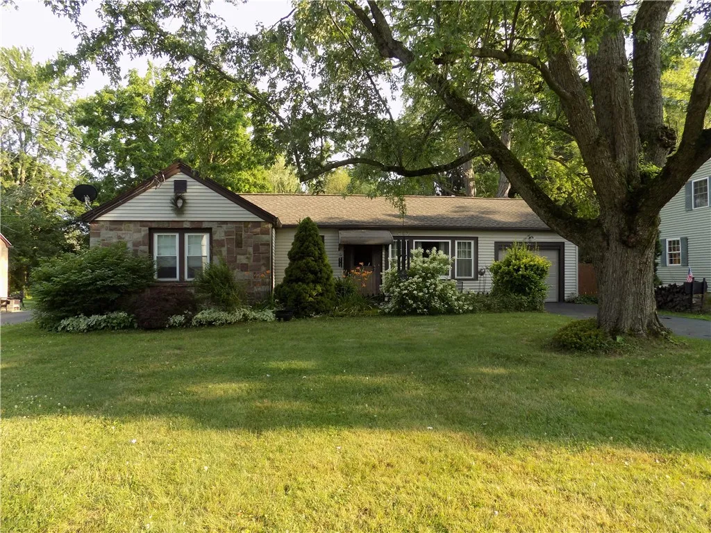 211 Westside Drive, Chili, New York 14624, Chili, New York 14624, 2 Bedrooms Bedrooms, 5 Rooms Rooms,1 BathroomBathrooms,Residential,For Sale,211 Westside Drive, Chili, New York 14624,R1624778