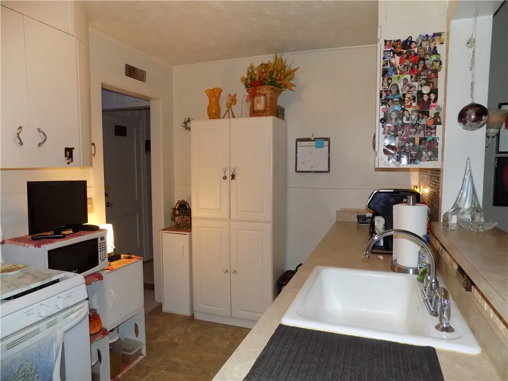 211 Westside Drive, Chili, New York 14624, Chili, New York 14624, 2 Bedrooms Bedrooms, 5 Rooms Rooms,1 BathroomBathrooms,Residential,For Sale,211 Westside Drive, Chili, New York 14624,R1624778