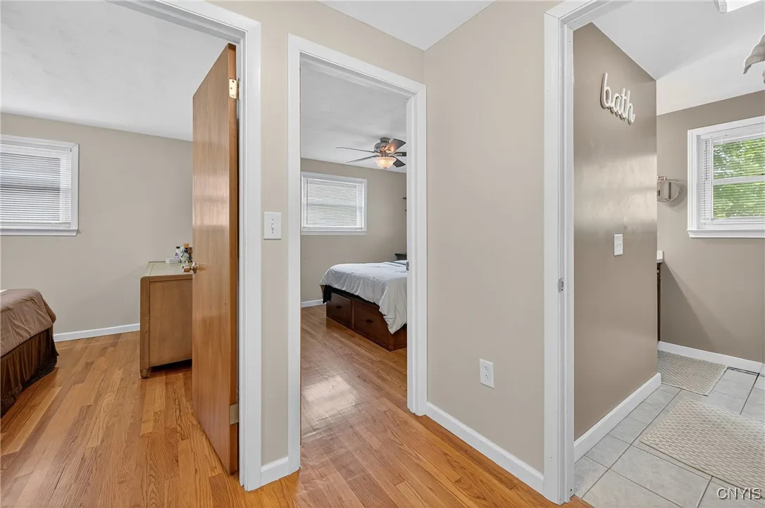 From the hallway you have direct access to the bedrooms and bathroom
