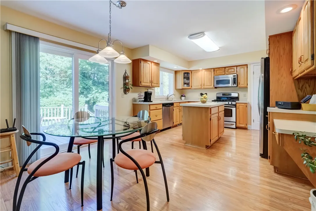 23 Edenfield Road, Penfield, New York 14526, Penfield, New York 14526, 3 Bedrooms Bedrooms, 9 Rooms Rooms,2 BathroomsBathrooms,Residential,Closed,23 Edenfield Road, Penfield, New York 14526,0,R1622526