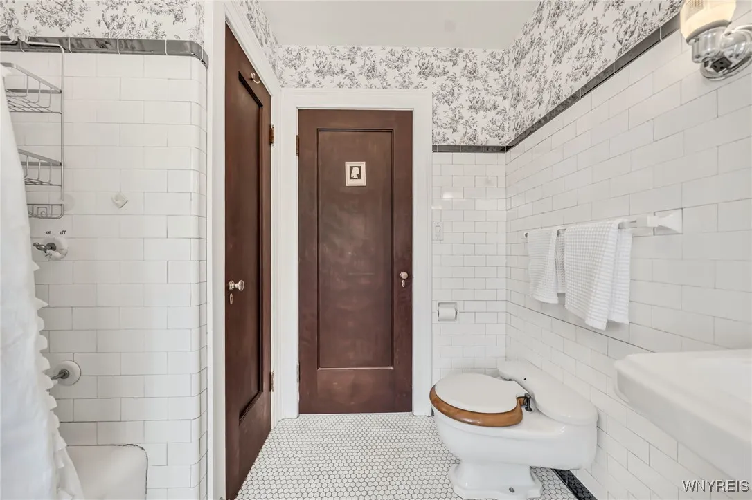 11 West Main Street, Pembroke, New York 14036, Pembroke, New York 14036, 4 Bedrooms Bedrooms, 11 Rooms Rooms,1 BathroomBathrooms,Residential,Closed,11 West Main Street, Pembroke, New York 14036,0,B1625212