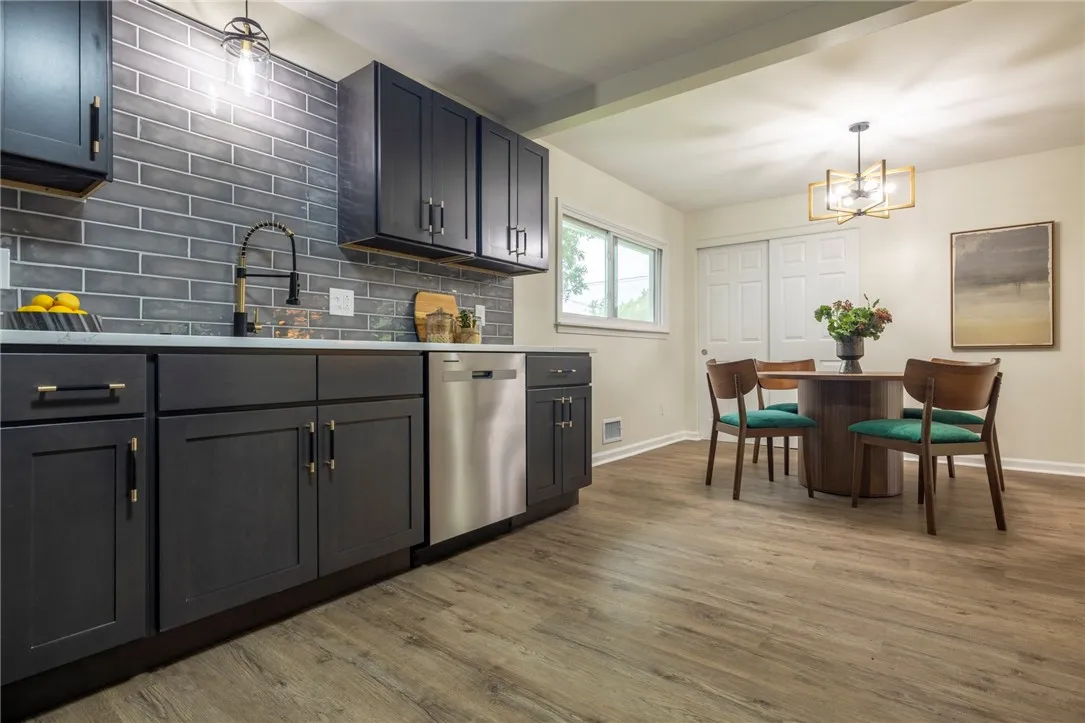 23 Kerry Park, Pittsford, New York 14534, Henrietta, New York 14534, 4 Bedrooms Bedrooms, 7 Rooms Rooms,2 BathroomsBathrooms,Residential,Closed,23 Kerry Park, Pittsford, New York 14534,0,R1625067