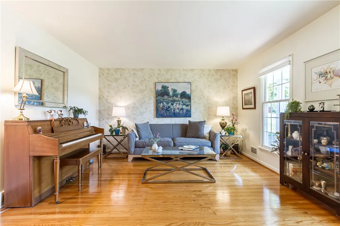 6 Wellington Circle, Perinton, New York 14450, Perinton, New York 14450, 4 Bedrooms Bedrooms, 10 Rooms Rooms,2 BathroomsBathrooms,Residential,For Sale,6 Wellington Circle, Perinton, New York 14450,R1625393