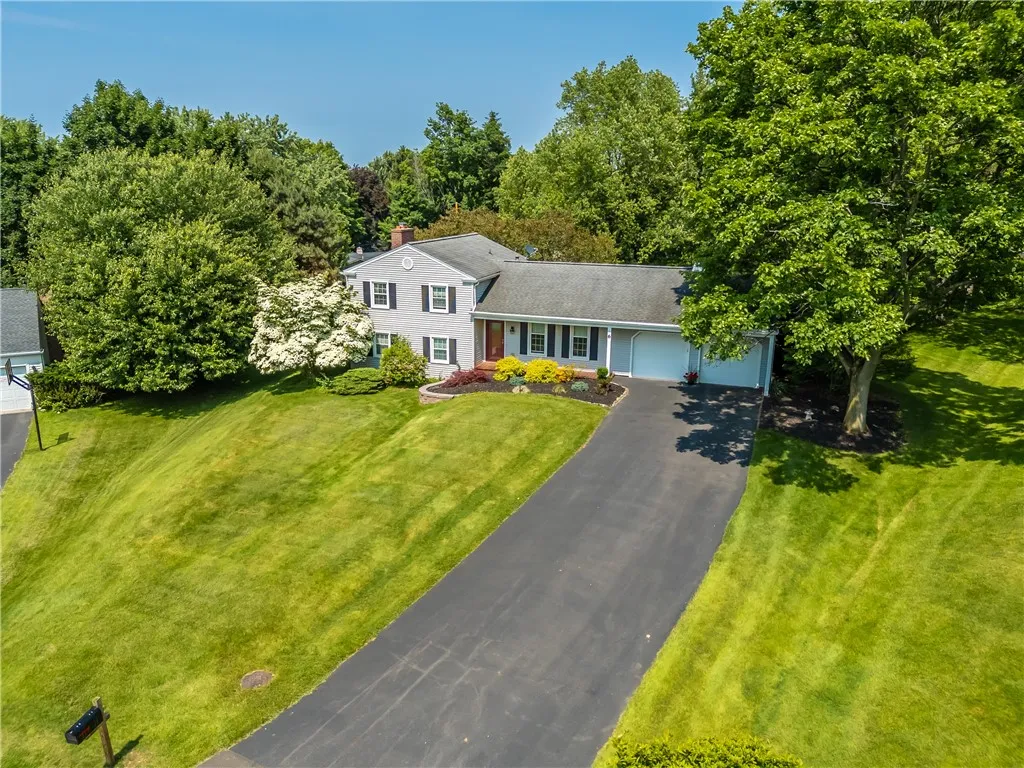 6 Wellington Circle, Perinton, New York 14450, Perinton, New York 14450, 4 Bedrooms Bedrooms, 10 Rooms Rooms,2 BathroomsBathrooms,Residential,For Sale,6 Wellington Circle, Perinton, New York 14450,R1625393