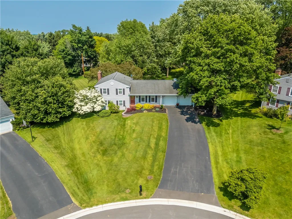 6 Wellington Circle, Perinton, New York 14450, Perinton, New York 14450, 4 Bedrooms Bedrooms, 10 Rooms Rooms,2 BathroomsBathrooms,Residential,For Sale,6 Wellington Circle, Perinton, New York 14450,R1625393