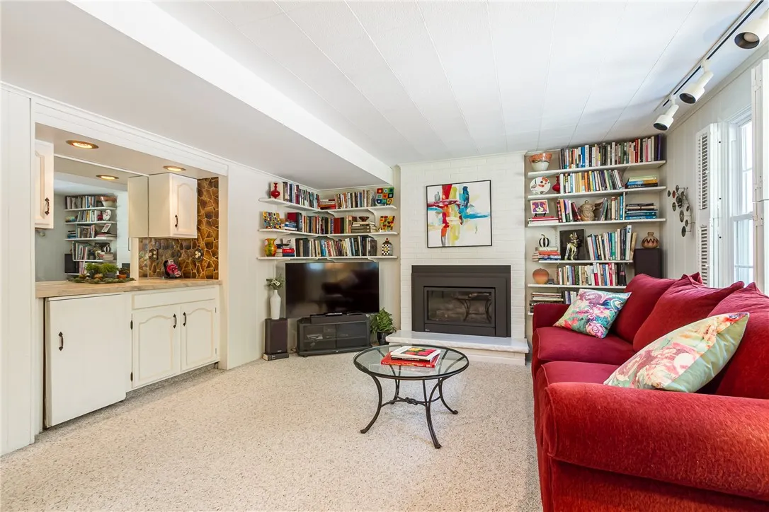 6 Wellington Circle, Perinton, New York 14450, Perinton, New York 14450, 4 Bedrooms Bedrooms, 10 Rooms Rooms,2 BathroomsBathrooms,Residential,For Sale,6 Wellington Circle, Perinton, New York 14450,R1625393