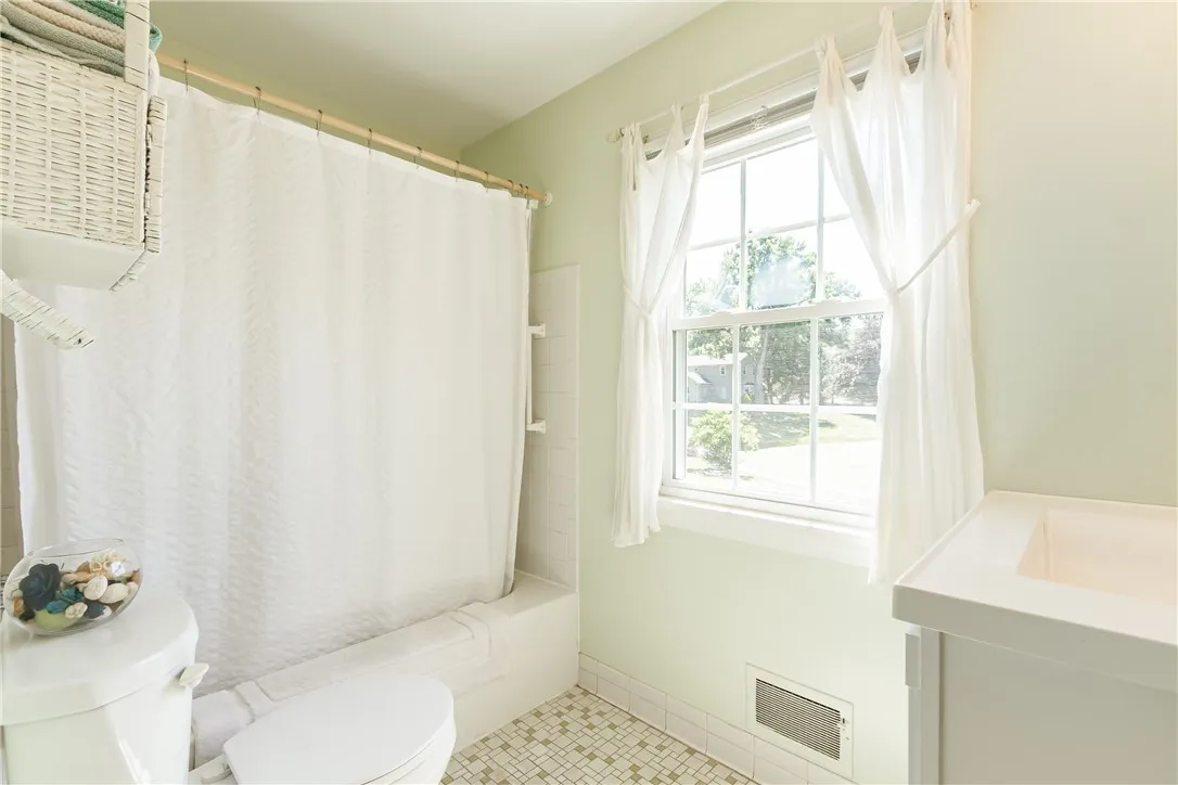 6 Wellington Circle, Perinton, New York 14450, Perinton, New York 14450, 4 Bedrooms Bedrooms, 10 Rooms Rooms,2 BathroomsBathrooms,Residential,For Sale,6 Wellington Circle, Perinton, New York 14450,R1625393