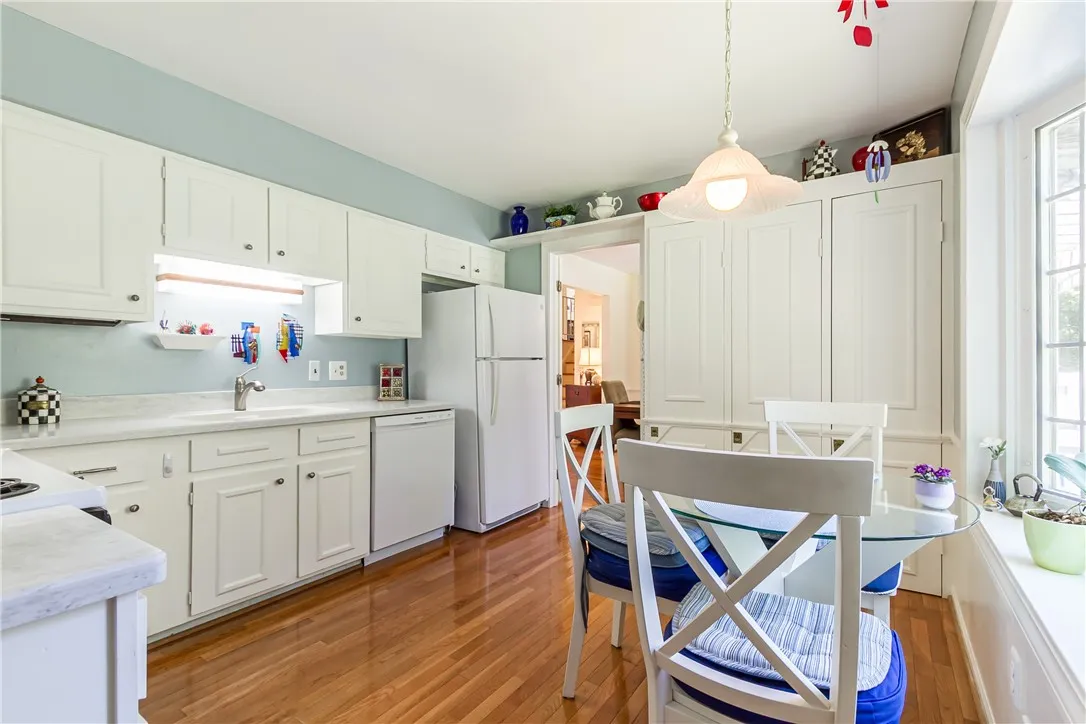 6 Wellington Circle, Perinton, New York 14450, Perinton, New York 14450, 4 Bedrooms Bedrooms, 10 Rooms Rooms,2 BathroomsBathrooms,Residential,For Sale,6 Wellington Circle, Perinton, New York 14450,R1625393