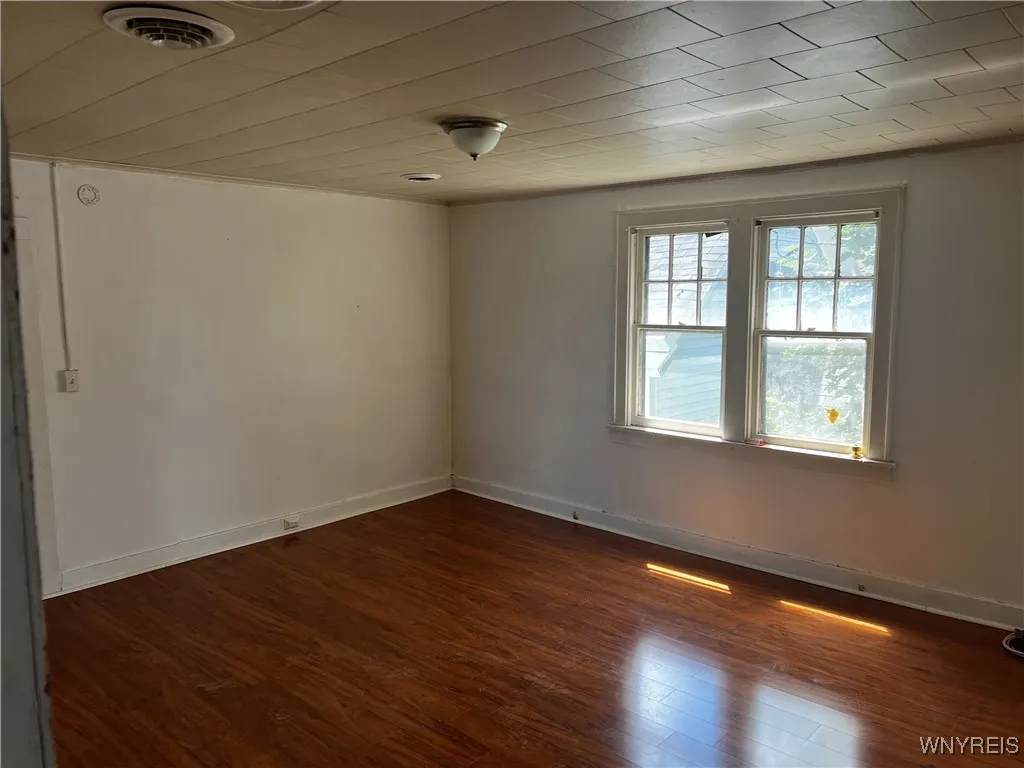 749 South Ogden Street Upper, Buffalo, New York 14, Buffalo, New York 14206, 3 Bedrooms Bedrooms, 5 Rooms Rooms,1 BathroomBathrooms,Residential Lease,For Rent,749 South Ogden Street Upper, Buffalo, New York 14,B1624741