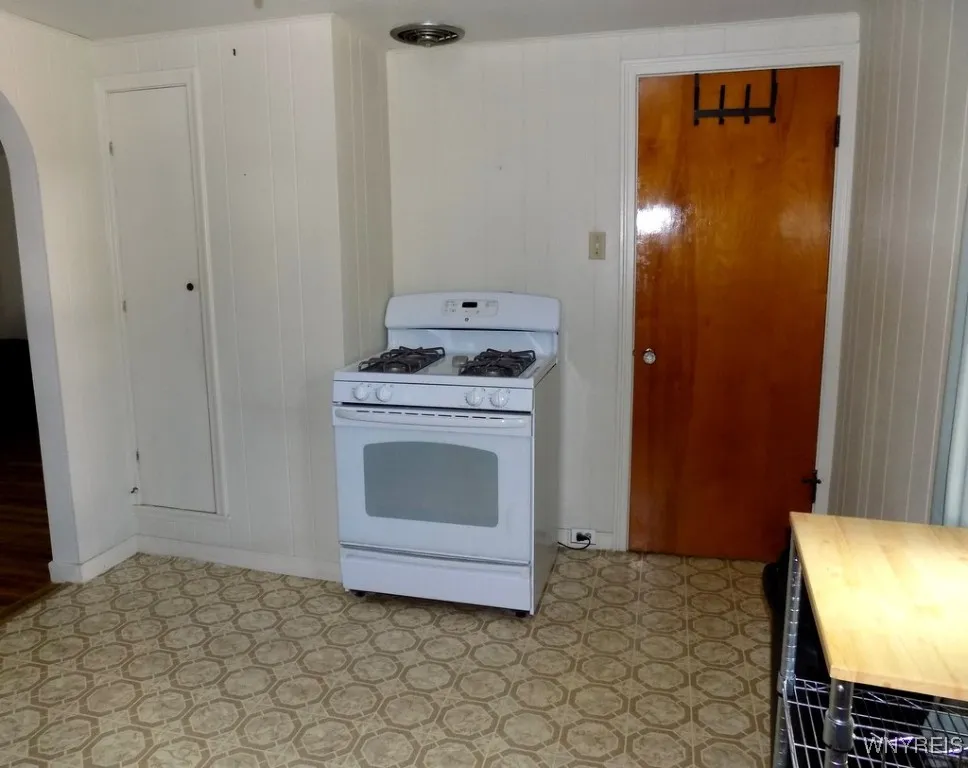 214 Glencove Road, Tonawanda, New York 14223, Tonawanda, New York 14223, 2 Bedrooms Bedrooms, 5 Rooms Rooms,1 BathroomBathrooms,Residential,For Sale,214 Glencove Road, Tonawanda, New York 14223,B1624709