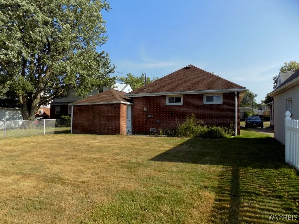 214 Glencove Road, Tonawanda, New York 14223, Tonawanda, New York 14223, 2 Bedrooms Bedrooms, 5 Rooms Rooms,1 BathroomBathrooms,Residential,For Sale,214 Glencove Road, Tonawanda, New York 14223,B1624709
