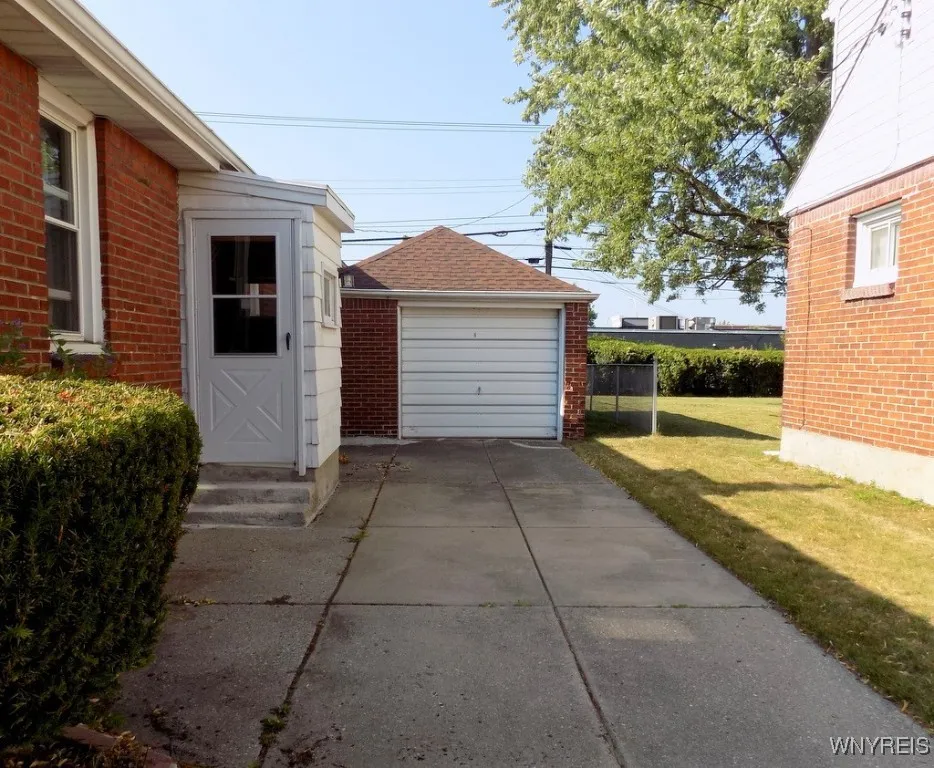 214 Glencove Road, Tonawanda, New York 14223, Tonawanda, New York 14223, 2 Bedrooms Bedrooms, 5 Rooms Rooms,1 BathroomBathrooms,Residential,For Sale,214 Glencove Road, Tonawanda, New York 14223,B1624709