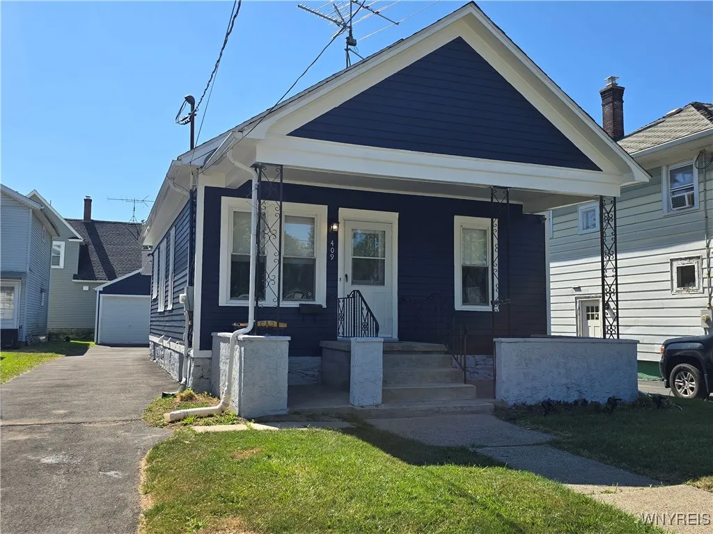 409 Hawley Street, Lockport City, New York 14094, Lockport City, New York 14094, 2 Bedrooms Bedrooms, 5 Rooms Rooms,1 BathroomBathrooms,Residential Lease,For Rent,409 Hawley Street, Lockport City, New York 14094,B1625461