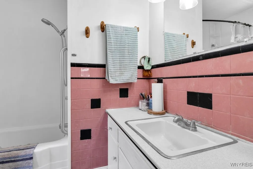 30 Aurora Street, Lancaster, New York 14086, Lancaster, New York 14086, 3 Bedrooms Bedrooms, 6 Rooms Rooms,1 BathroomBathrooms,Residential,For Sale,30 Aurora Street, Lancaster, New York 14086,B1625106
