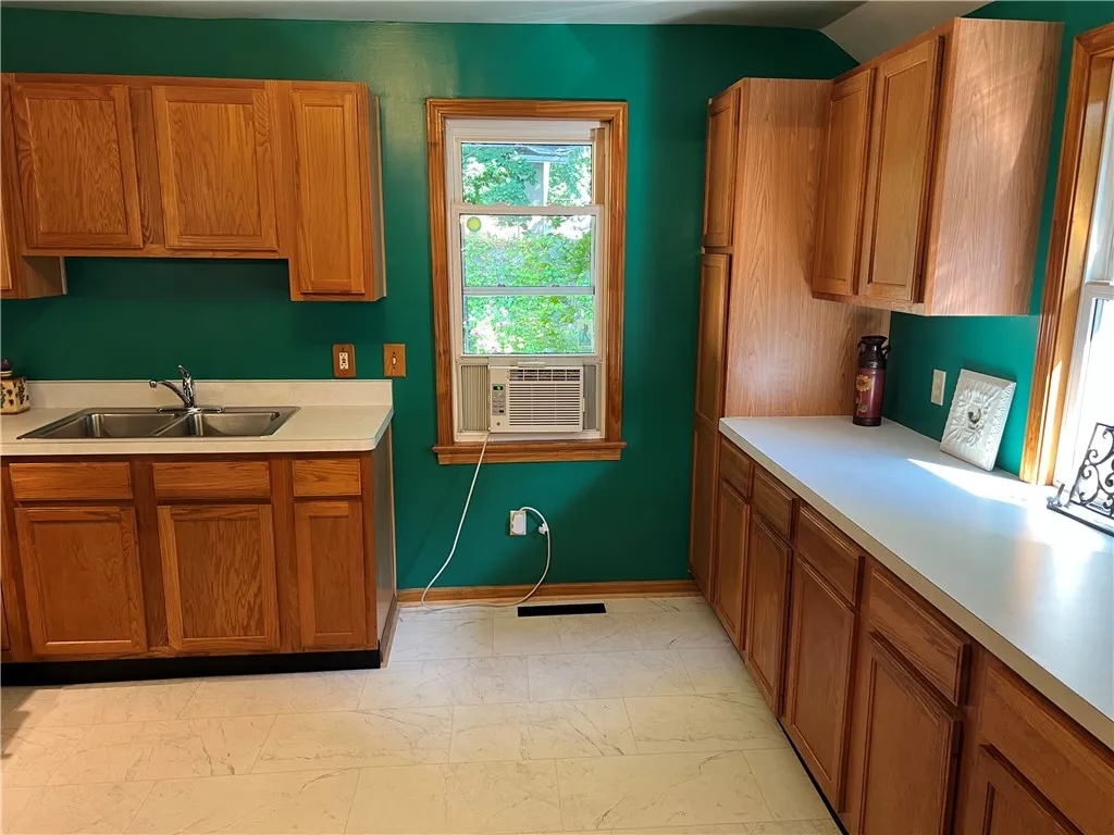 76 Diem Street, Rochester, New York 14620, Rochester, New York 14620, 2 Bedrooms Bedrooms, 5 Rooms Rooms,1 BathroomBathrooms,Residential,For Sale,76 Diem Street, Rochester, New York 14620,R1624130
