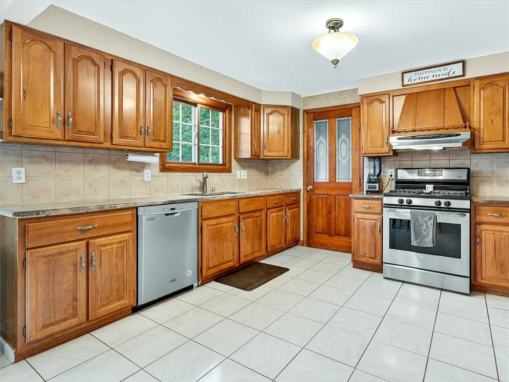 30 Hemlock Woods Lane, Greece, New York 14615, Greece, New York 14615, 4 Bedrooms Bedrooms, 7 Rooms Rooms,1 BathroomBathrooms,Residential,For Sale,30 Hemlock Woods Lane, Greece, New York 14615,R1625466