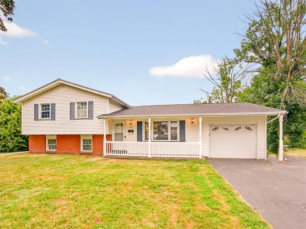 30 Hemlock Woods Lane, Greece, New York 14615, Greece, New York 14615, 4 Bedrooms Bedrooms, 7 Rooms Rooms,1 BathroomBathrooms,Residential,For Sale,30 Hemlock Woods Lane, Greece, New York 14615,R1625466