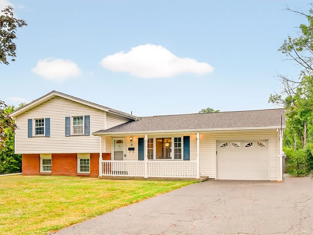 30 Hemlock Woods Lane, Greece, New York 14615, Greece, New York 14615, 4 Bedrooms Bedrooms, 7 Rooms Rooms,1 BathroomBathrooms,Residential,For Sale,30 Hemlock Woods Lane, Greece, New York 14615,R1625466