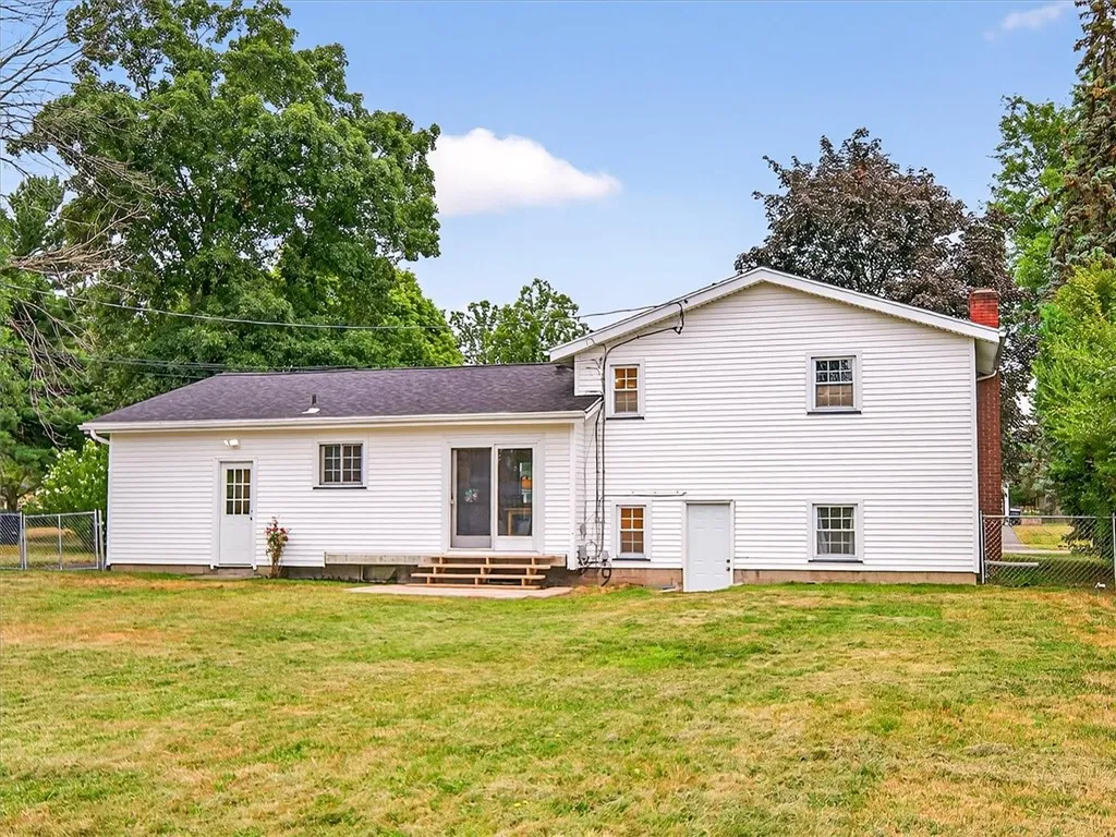 30 Hemlock Woods Lane, Greece, New York 14615, Greece, New York 14615, 4 Bedrooms Bedrooms, 7 Rooms Rooms,1 BathroomBathrooms,Residential,For Sale,30 Hemlock Woods Lane, Greece, New York 14615,R1625466