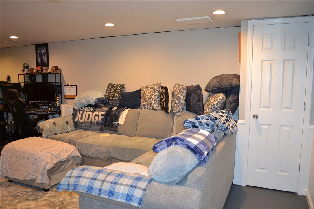 104 Doerun Drive, Greece, New York 14626, Greece, New York 14626, 3 Bedrooms Bedrooms, 6 Rooms Rooms,1 BathroomBathrooms,Residential,For Sale,104 Doerun Drive, Greece, New York 14626,R1625470