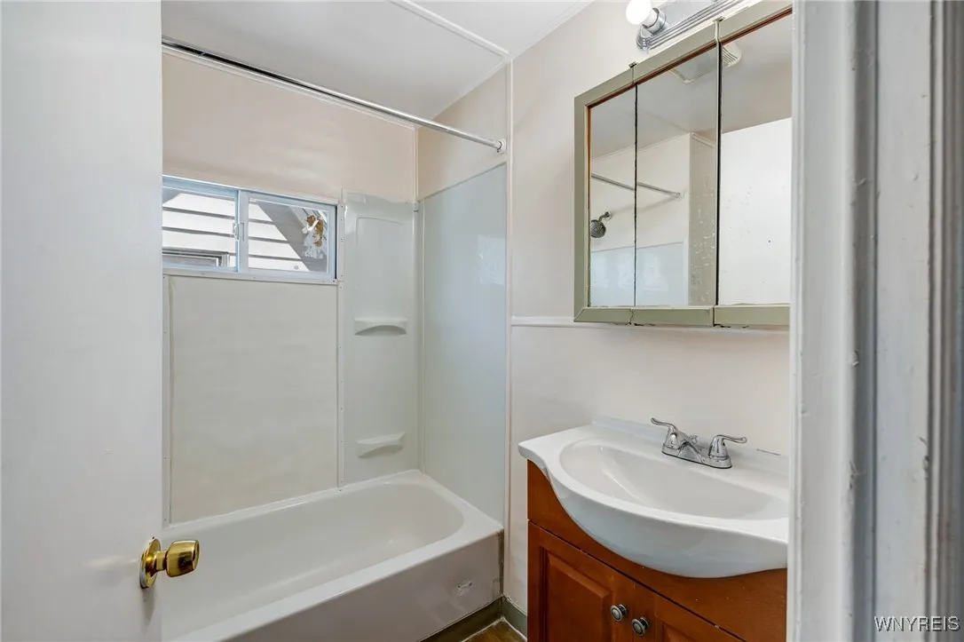 57 Briscoe Avenue, Buffalo, New York 14211, Buffalo, New York 14211, 3 Bedrooms Bedrooms, 6 Rooms Rooms,3 BathroomsBathrooms,Residential,For Sale,57 Briscoe Avenue, Buffalo, New York 14211,B1625471