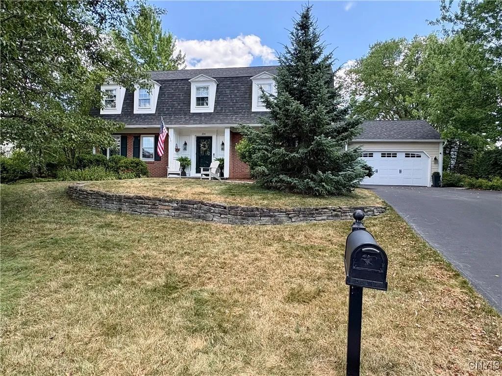 Meticulously maintained colonial.