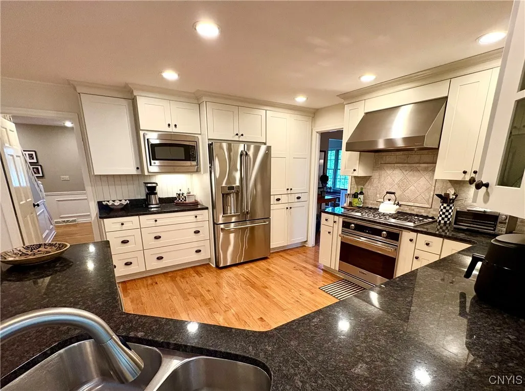 Upscale appliances - Viking and GE Cafe.