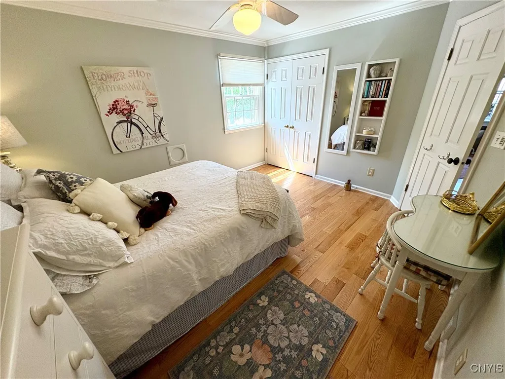 Note the built0in shelving.
