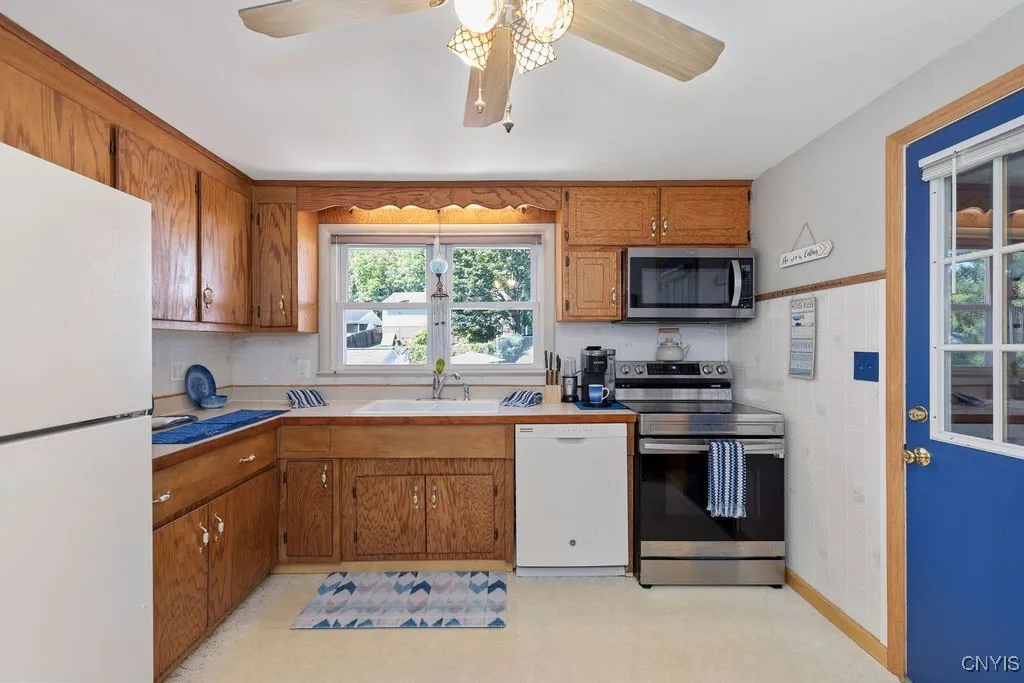 104 Beverly Drive, Camillus, New York 13219, Camillus, New York 13219, 4 Bedrooms Bedrooms, 6 Rooms Rooms,2 BathroomsBathrooms,Residential,For Sale,104 Beverly Drive, Camillus, New York 13219,S1620731