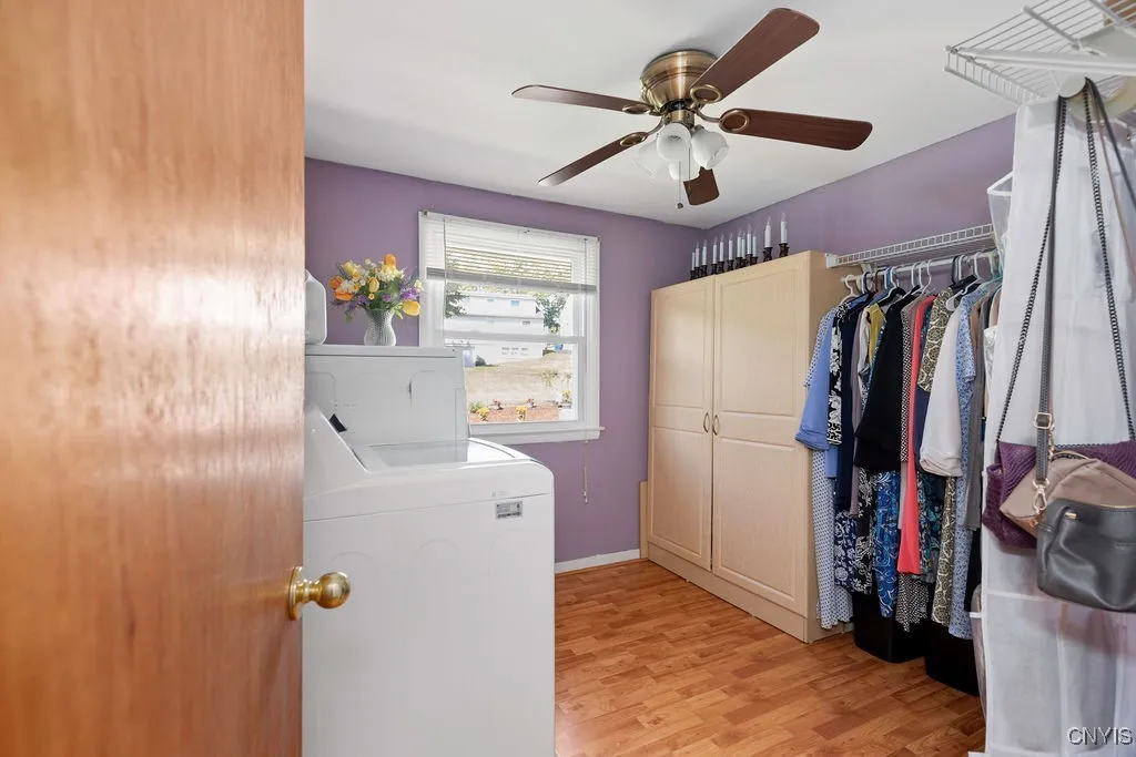 3rd bed turned into laundry room /walk in closet