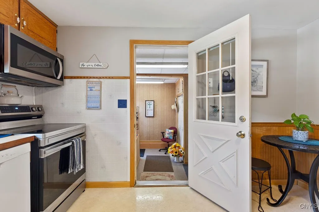 104 Beverly Drive, Camillus, New York 13219, Camillus, New York 13219, 4 Bedrooms Bedrooms, 6 Rooms Rooms,2 BathroomsBathrooms,Residential,For Sale,104 Beverly Drive, Camillus, New York 13219,S1620731